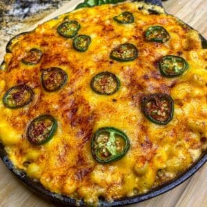 a skillet full of jalapeño mac and cheese