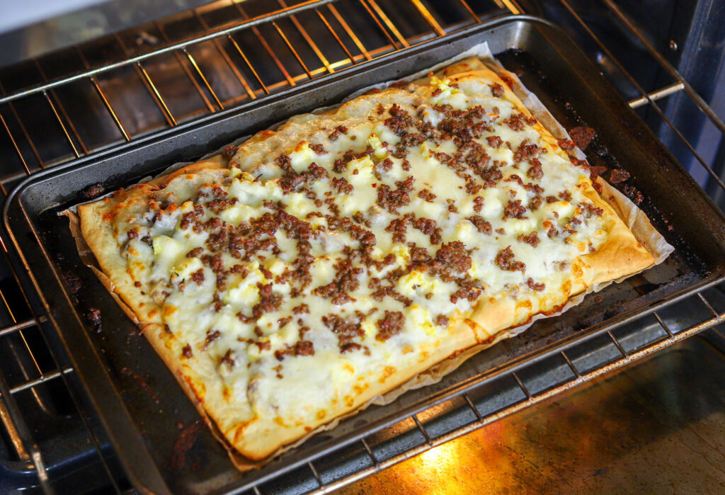 sausage gravy breakfast pizza with mozzarella